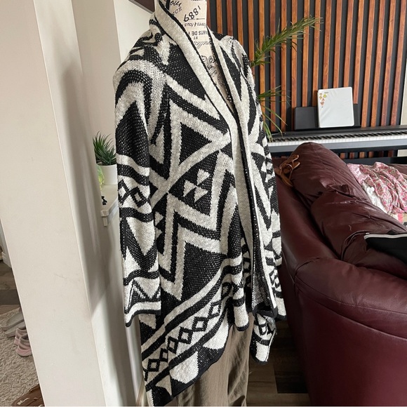 KISMET Geometric Pattern Cardigan Size Medium - Picture 3 of 3